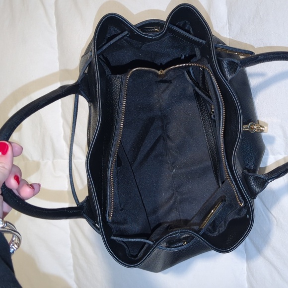 Elegant Black Leather Handbag - Picture 2 of 8